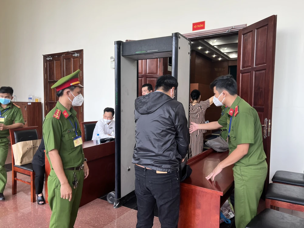 Lực lượng công an đang kiểm tra an ninh người vào phiên xử. Ảnh: HỮU ĐĂNG Lực lượng công an đang kiểm tra an ninh người vào phiên xử. Ảnh: HỮU ĐĂNG
