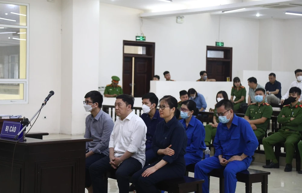 Bị cáo Hoàng Thị Thúy Nga (áo đen, hàng đầu), cựu Phó TGĐ Công ty AIC. Ảnh: THU TRANG