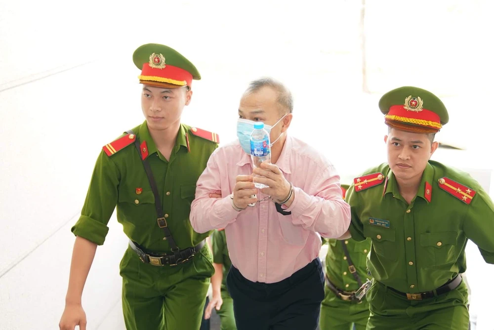 Cựu Thứ trưởng Bộ Ngoại giao Vũ Hồng Nam được dẫn giải tới phiên tòa