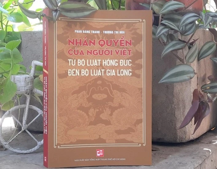 "Nhân quyền của người Việt - từ Bộ luật Hồng Đức đến Bộ luật Gia Long" của hai tác giả TS-LS Phan Đăng Thanh và LS Trương Thị Hòa gợi mở về hướng tiếp cận mới trong nghiên cứu về nhân quyền/quyền con người của người Việt. Ảnh: TĐB