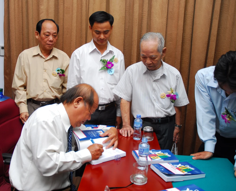 Nhiều bạn đọc báo Pháp Luật TP.HCM tham gia chương trình Đố vui pháp luật rất thích thú khi được LS Phan Đăng Thanh "pháp luật đầy mình" ký tặng sách do ông biên soạn. Mục Đố vui pháp luật và sau này là chương trình "À, Ra Thế!" do LS Thanh và nhà báo Nam Đồng - Tổng Biên tập Báo khi ấy - khởi xướng để tạo sân chơi bổ ích cho bạn đọc. "Không được giải, cũng được luật" là slogan của chương trình "À, Ra Thế!" mà Ban Biên tập Báo đề ra với mong muốn làm sao cho bạn đọc và các chuyên gia pháp lý của Báo cùng "đào sâu, nhớ lâu". Đó cũng là mục tiêu của Báo trong tuyên truyền, phổ biến pháp luật đến mọi nhà. Ảnh: HTD