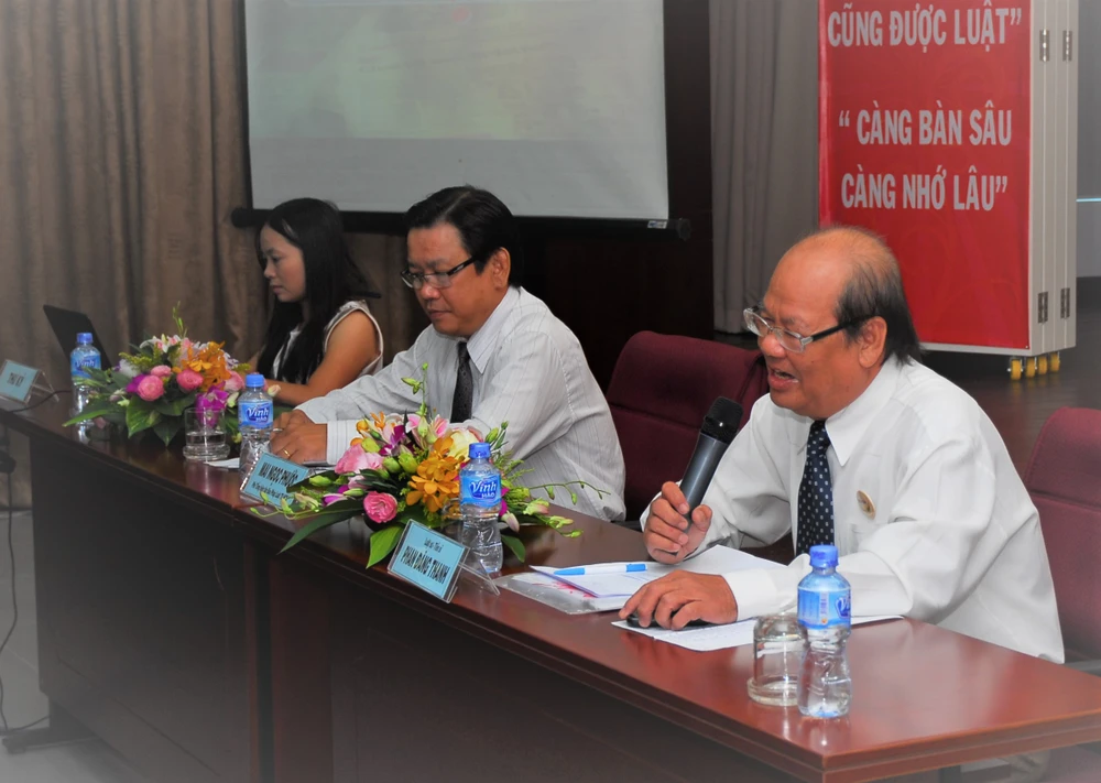 LS Phan Đăng Thanh cùng nhà báo Mai Ngọc Phước - Phó Tổng Biên tập báo Pháp Luật TP.HCM (nay là Tổng Biên tập) - chủ trì buổi giao lưu với những bạn đọc thường xuyên tham gia chương trình Đố vui pháp luật "À, Ra Thế!" của Báo vào năm 2010. Ảnh: HTD