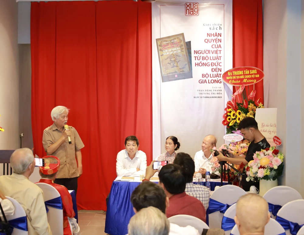 Quang cảnh buổi tọa đàm, giới thiệu sách Nhân quyền của người Việt từ Bộ luật Hồng Đức đến Bộ luật Gia Long của hai tác giả Phan Đăng Thanh và Trương Thị Hòa. Ảnh: DI LINH