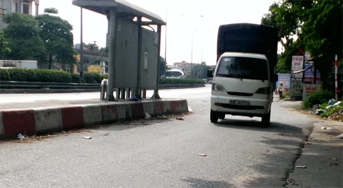 Rùng mình ô tô, xe máy, ba gác vô tư chạy ngược chiều trên quốc lộ ảnh 5