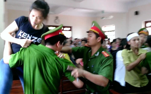 Người nhà gây náo loạn khi nghe toà tuyên 'vụ quan tài diễu phố' ảnh 4