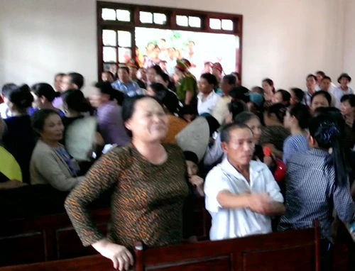 Người nhà gây náo loạn khi nghe toà tuyên 'vụ quan tài diễu phố' ảnh 7