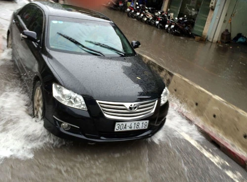 Vỡ đập Huổi Củ: Tài sản người dân trôi ra đường ảnh 5