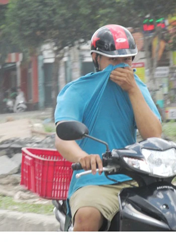 Bụi mù trời trên đường Trần Não, TP.HCM ảnh 4