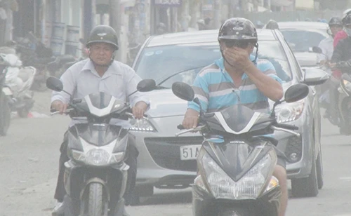 Bụi mù trời trên đường Trần Não, TP.HCM ảnh 2