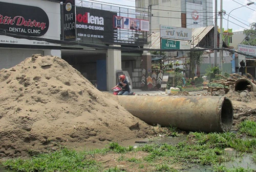 Bụi mù trời trên đường Trần Não, TP.HCM ảnh 6