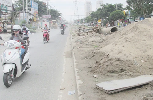 Bụi mù trời trên đường Trần Não, TP.HCM ảnh 7