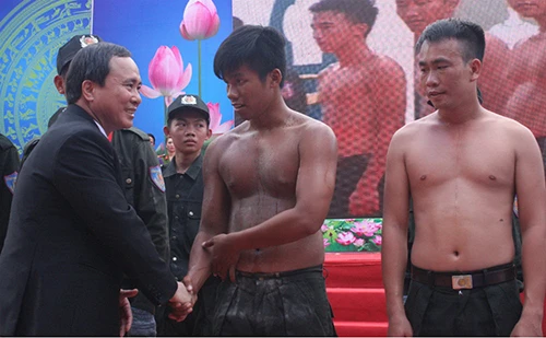 Xem cảnh sát cơ động Bình Dương trình diễn võ thuật ảnh 8