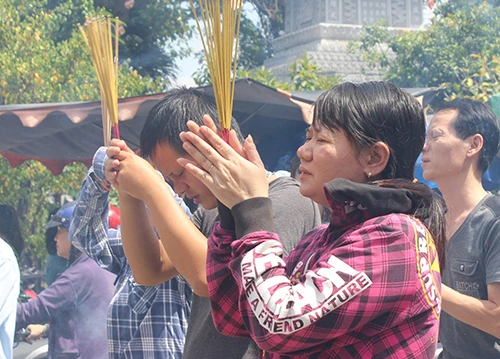 Nhiều người đến chùa dịp rằm tháng bảy ảnh 3