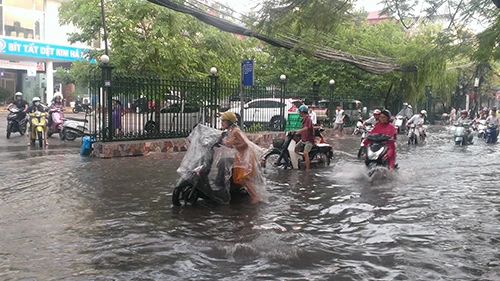 Nhiều tuyến phố Hà Nội thành sông sau mưa lớn ảnh 1