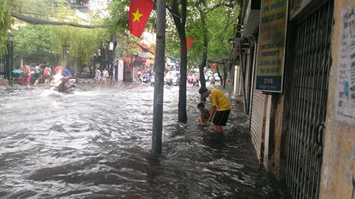 Nhiều tuyến phố Hà Nội thành sông sau mưa lớn ảnh 3