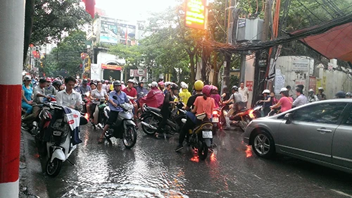 Nhiều tuyến phố Hà Nội thành sông sau mưa lớn ảnh 4