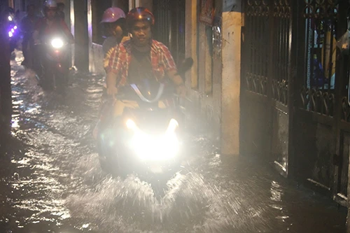 Nhiều tuyến phố Hà Nội thành sông sau mưa lớn ảnh 5