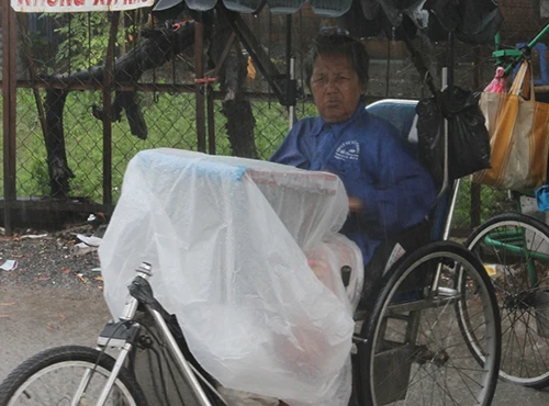 Mưa to, nhiều nơi ở TP.HCM đường lại hoá sông ảnh 5