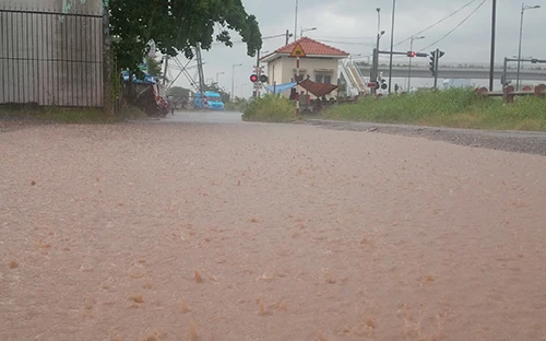 Mưa to, nhiều nơi ở TP.HCM đường lại hoá sông ảnh 2