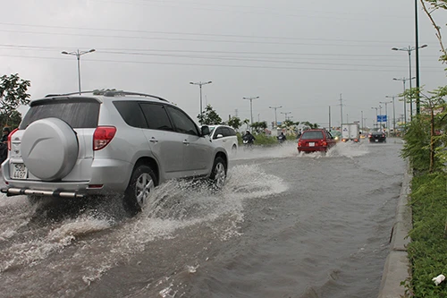 Mưa to, nhiều nơi ở TP.HCM đường lại hoá sông ảnh 3