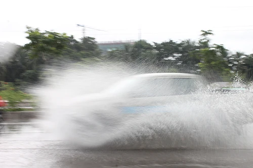 Mưa to, nhiều nơi ở TP.HCM đường lại hoá sông ảnh 4