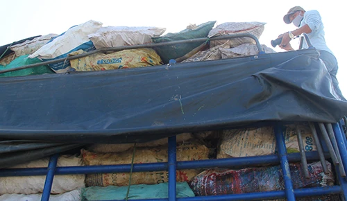 Xe tải chở hơn 9 tấn xương động vật có giòi ảnh 1