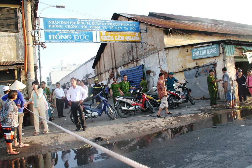 Cháy rụi dãy ki ốt ở Bến Bình Đông, một cô gái tử vong ảnh 7