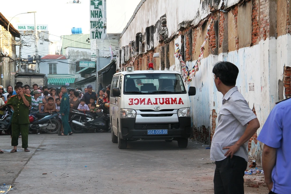 Cháy rụi dãy ki ốt ở Bến Bình Đông, một cô gái tử vong ảnh 8