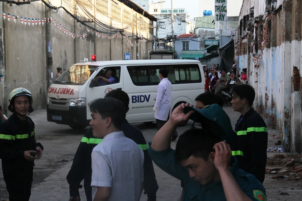 Cháy rụi dãy ki ốt ở Bến Bình Đông, một cô gái tử vong ảnh 5