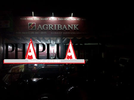 Đã khống chế đối tượng xông vào ngân hàng cố thủ, tự đâm vào bụng ảnh 6