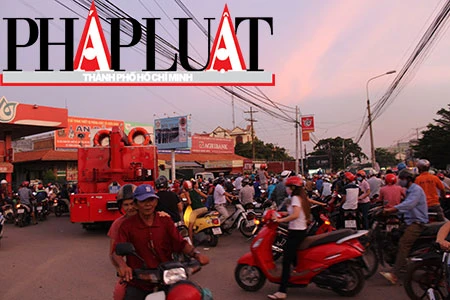 Đã khống chế đối tượng xông vào ngân hàng cố thủ, tự đâm vào bụng ảnh 7