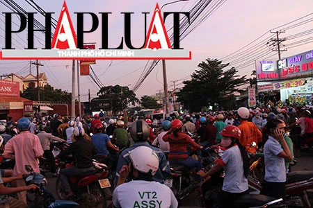 Đã khống chế đối tượng xông vào ngân hàng cố thủ, tự đâm vào bụng ảnh 8