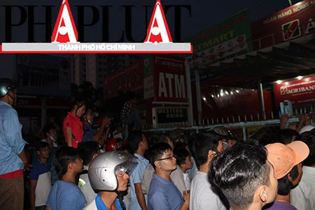 Đã khống chế đối tượng xông vào ngân hàng cố thủ, tự đâm vào bụng ảnh 11