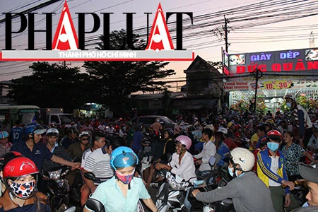 Đã khống chế đối tượng xông vào ngân hàng cố thủ, tự đâm vào bụng ảnh 9