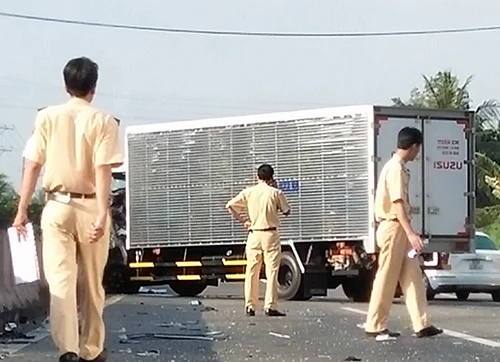 Húc đuôi xe tải, tài xế trọng thương trong cabin bẹp dúm ảnh 1