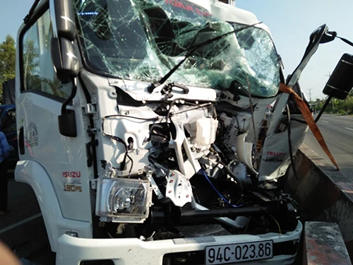 Húc đuôi xe tải, tài xế trọng thương trong cabin bẹp dúm ảnh 2