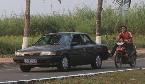 Ô tô biển xanh ‘nhờ’ hai xe máy đẩy chạy trên quốc lộ ảnh 2