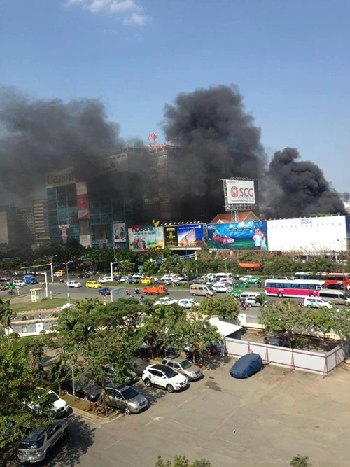Cháy ở gần sân bay Tân Sơn Nhất ảnh 2