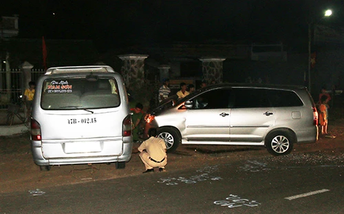 Ô tô khách đối đầu xe 7 chỗ, 5 người bị thương ảnh 1 Ô tô khách đối đầu xe 7 chỗ, 5 người bị thương ảnh 1