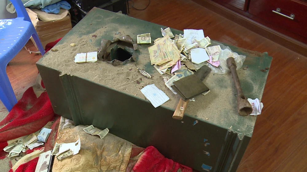 Trộm để bút tích 'không tiền cũng bày đặt mua két sắt' ảnh 2