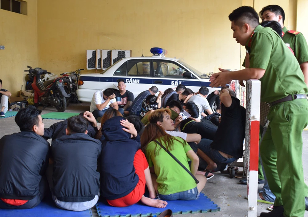 Tạm giữ 3 người trong vụ phê ma túy ở quận 3 ảnh 1