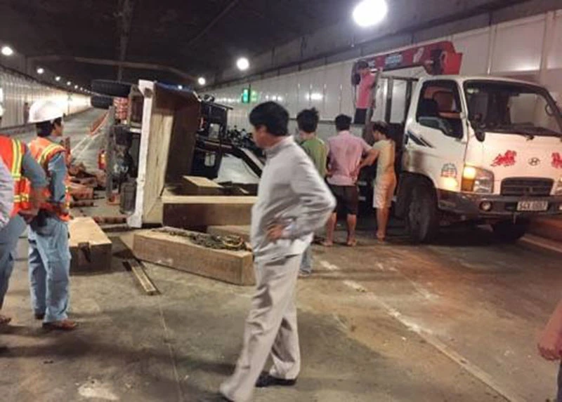 Xe tải lật ngang trong hầm Thủ Thiêm ảnh 1