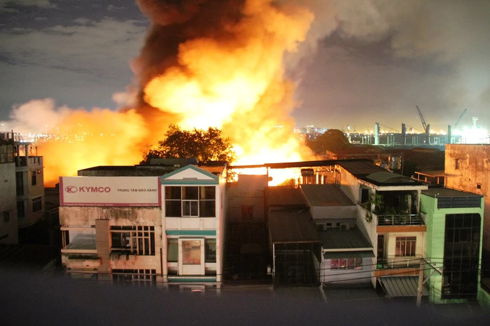 Cháy, nổ dữ dội kho gần cảng Sài Gòn ảnh 3