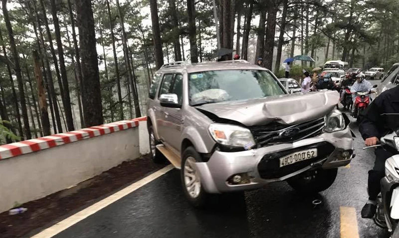 Đà Lạt: Tắc đường đèo Prenn vì 4 ô tô tông liên hoàn ảnh 3