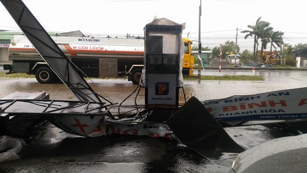 Một số hình ảnh ở Nha Trang bị bão số 12 tàn phá ảnh 3 Một số hình ảnh ở Nha Trang bị bão số 12 tàn phá ảnh 3