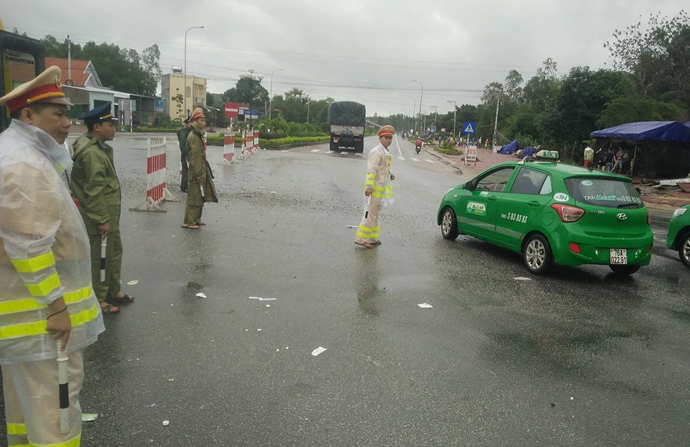 Quốc lộ 1 qua Quảng Ngãi chia cắt, nhiều nơi ngập sâu ảnh 3 Quốc lộ 1 qua Quảng Ngãi chia cắt, nhiều nơi ngập sâu ảnh 3