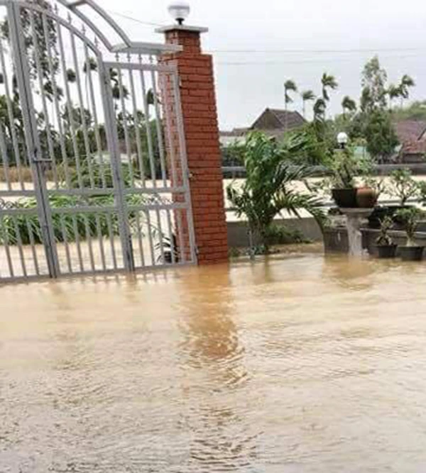 Quốc lộ 1 qua Quảng Ngãi chia cắt, nhiều nơi ngập sâu ảnh 5 Quốc lộ 1 qua Quảng Ngãi chia cắt, nhiều nơi ngập sâu ảnh 5