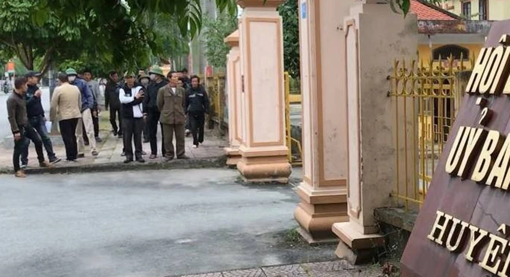 Hàng chục người dân kéo lên huyện kêu cứu nạn giang hồ ảnh 1