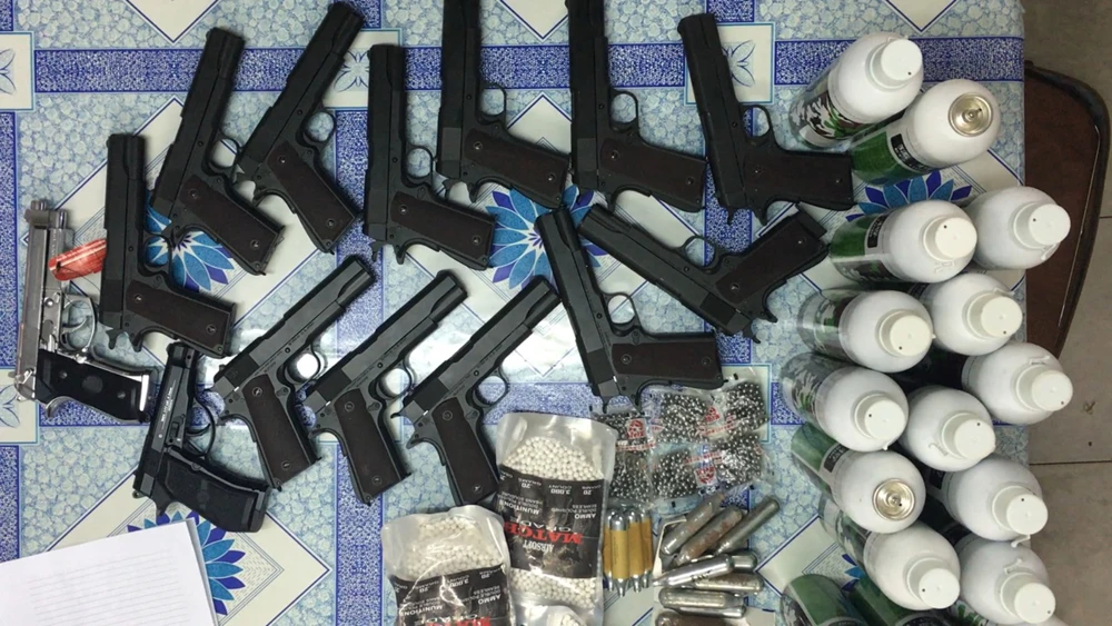 Kẻ chuyên buôn súng trong vai sinh viên ảnh 2