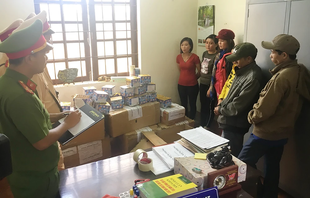 CSGT truy đuổi hơn 10 km bắt xe chở pháo lậu ảnh 1